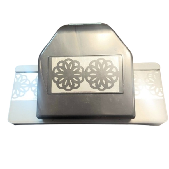 EK Success Large Edger Punch Abstract Flower Chain Craft Paper Punch *RETIRED* - Picture 1 of 8